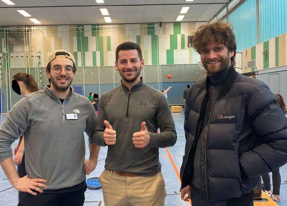 Drei Sportlehrer in Turnhalle